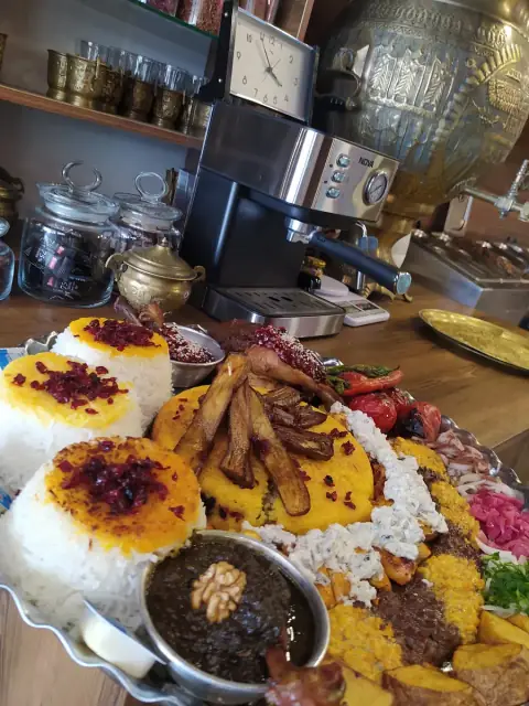 رستوران گیلانی آویشو