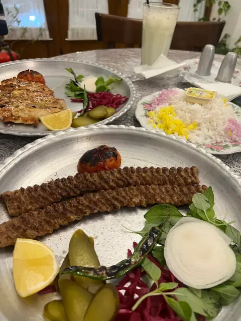 کافه رستوران خانه گلسرخی