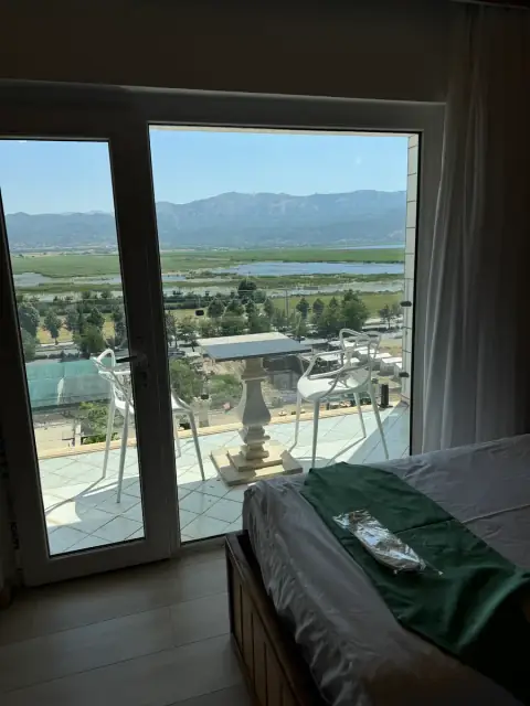 هتل زریوار
